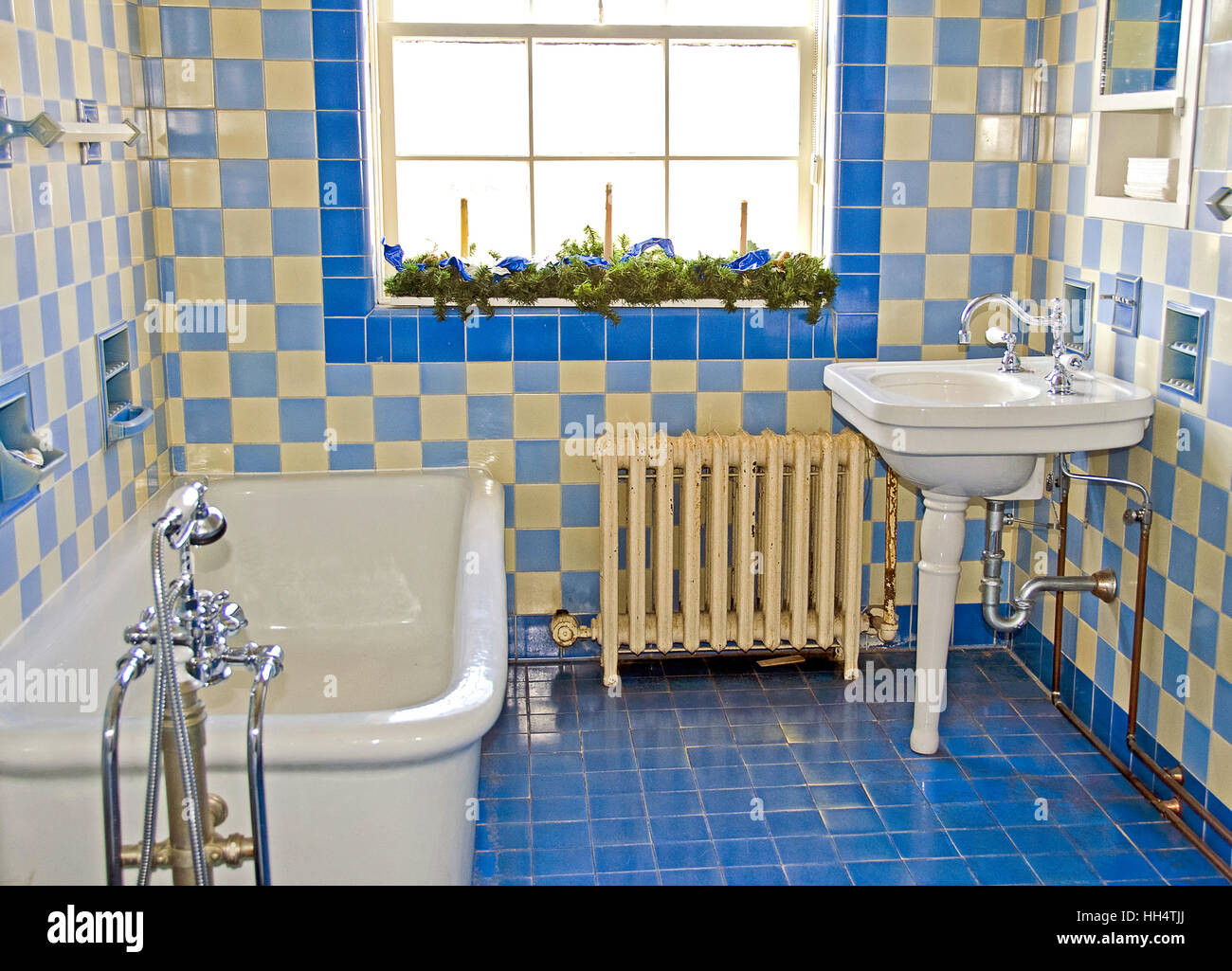 Altmodische Badezimmer Im Haus Mit Blauen Fliesen Stockfotografie intended for Badezimmer Altmodisch