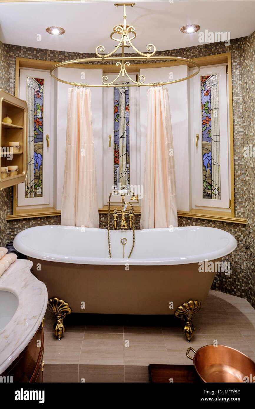 Badezimmer Mit Altmodischen Badewanne Stockfotografie - Alamy for Badezimmer Altmodisch